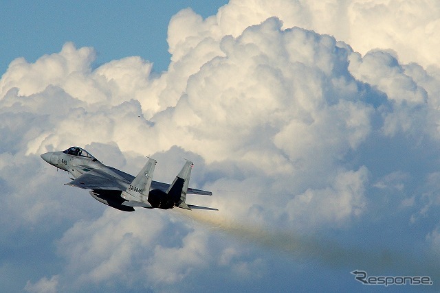 雲の中に去っていくF-15。