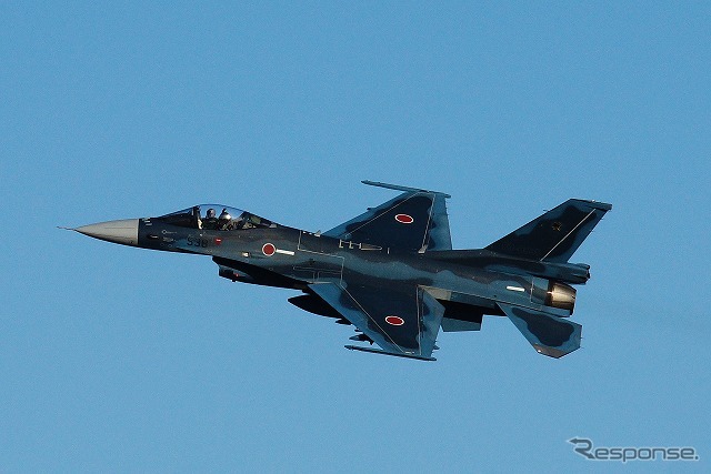 F-2戦闘機は三沢基地所属、翼を振ってご挨拶。