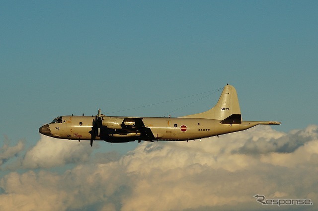 海上自衛隊のP-3C、夕暮れの中を最後に離陸。