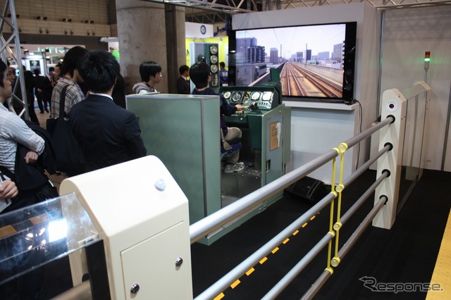 今回初めての出展となる音楽館は列車運転シミュレーターとバータイプのホームドアを展示した。