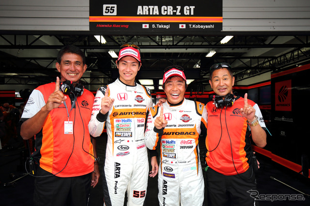 今季も#55 ARTA CR-Z GTで戦っている(左から)鈴木亜久里監督、小林、高木、土屋圭市エグゼクティブアドバイザー。