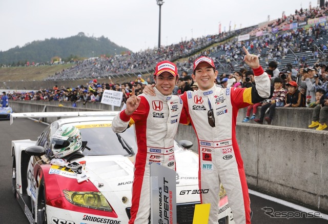 2013年にMUGEN CR-Z GTでシリーズを制した時の中山(左)と武藤。