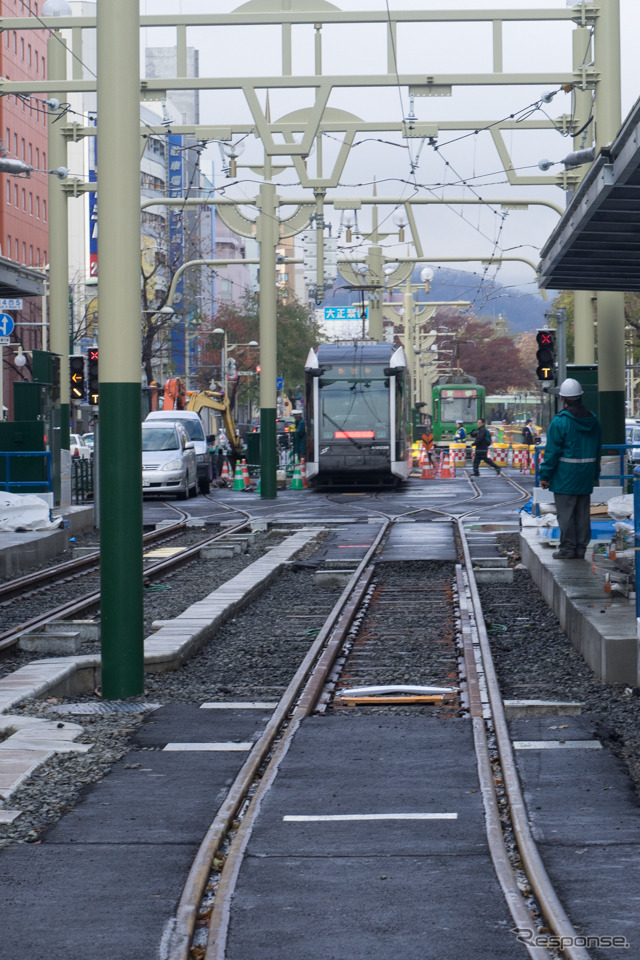 依然として工事が進められているすすきの停留場。右手の電車は仮設停留所に停車しているもの。