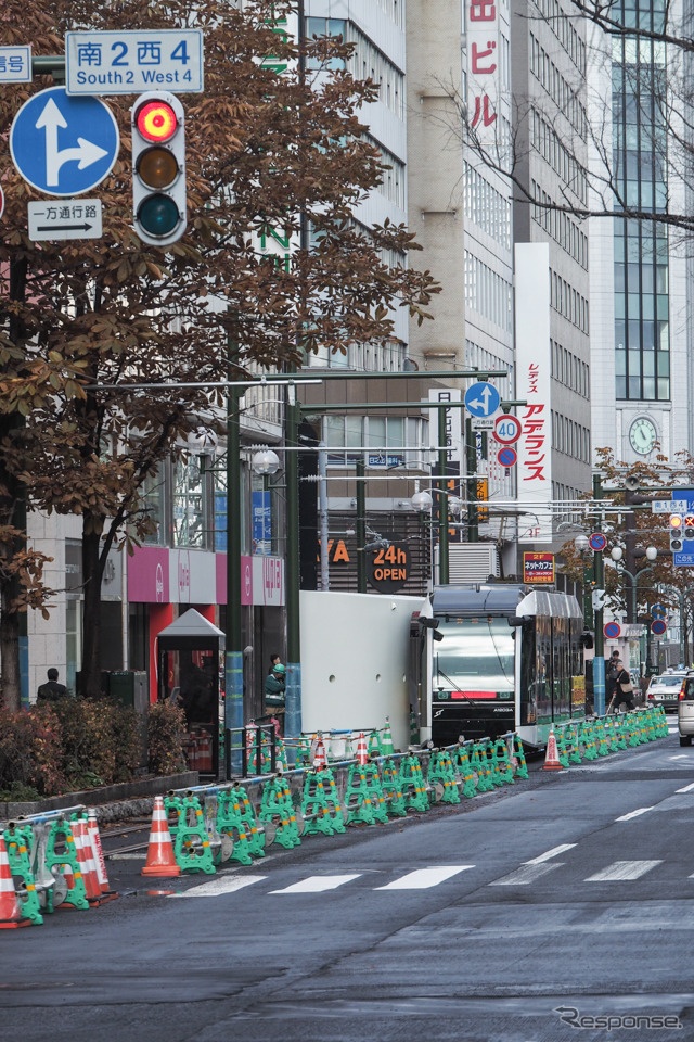 内側線の西4丁目停留場ホームに一旦停止する訓練車。