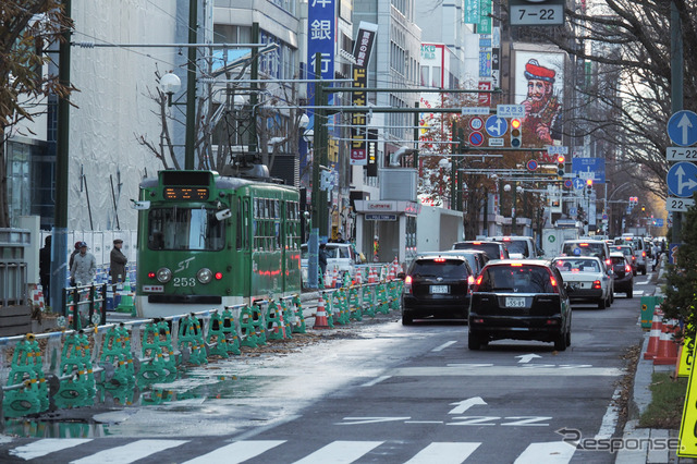 すすきの方面へ向かう外側線の訓練車。