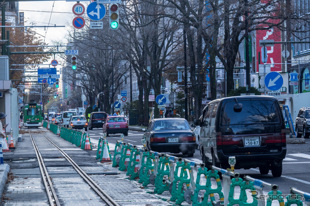 すすきの方面へ延びる外側線。車道が狭くなり、自転車は歩道と線路の間を走ることになるため、安全のための訓練走行が必要になった。