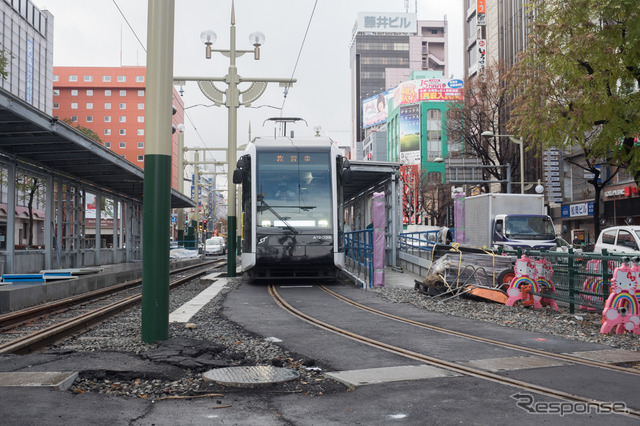 相対式ホームが並ぶすすきの停留場。