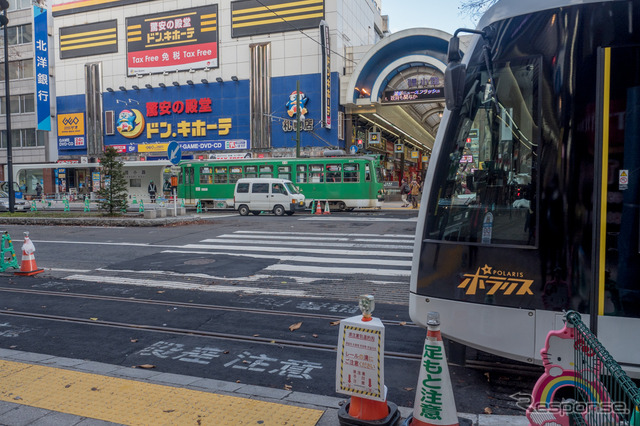 A1200形訓練車(手前)と250形訓練車の遠く離れたすれ違い。