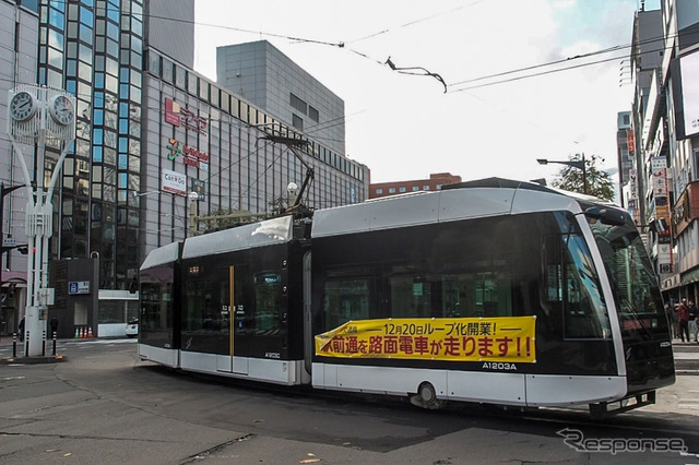 すすきの停留場へ進入する外側線の訓練車。