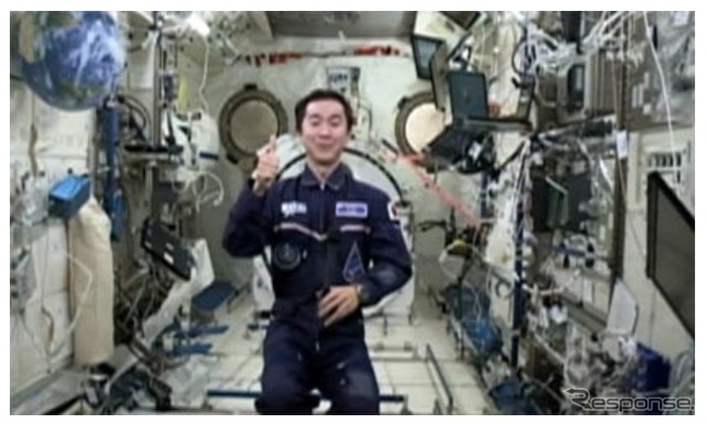 きぼう」の船内実験室から交信イベントを行う油井宇宙飛行士