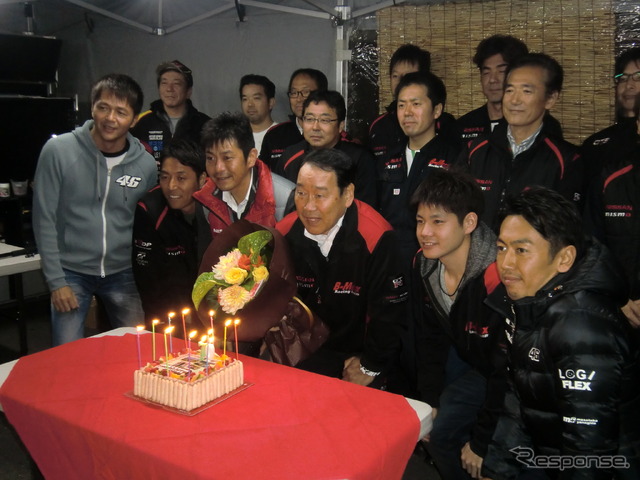 この日(11月13日)は、往年の名手で現在はGT300クラスの#3 GT-Rの監督を務めるなどしている長谷見昌弘さん(前列中央)の70歳の誕生日。チームメンバーや後輩レーサーらが祝福した。