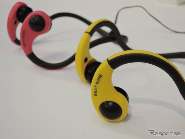 鼓膜ではなく骨を振動させて声や音を伝えるゴールデンダンスの骨電動ヘッドホン『AQUA』