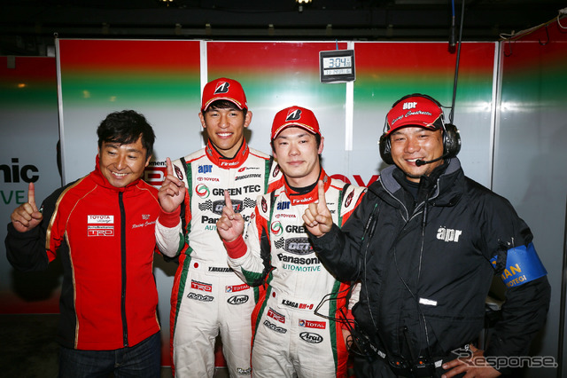 中山(中央左)と嵯峨(同右)が駆る#31 プリウスがGT300のポール。
