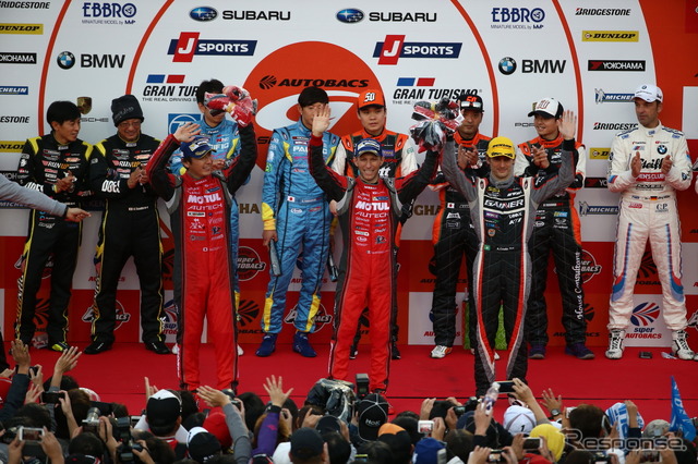 今季のGT500クラスチャンピオンとなった松田とクインタレッリ（前列左と中央）。前列右は前戦でGT300王者となっていたA.クート。