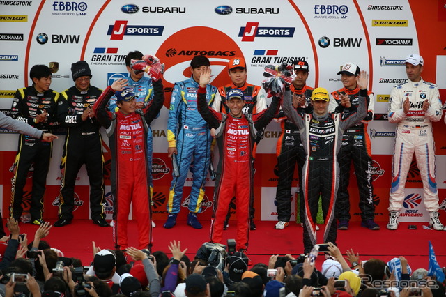 今季のGT500クラスチャンピオンとなった松田とクインタレッリ(前列左と中央)。前列右は前戦でGT300王者となっていたA.クート。