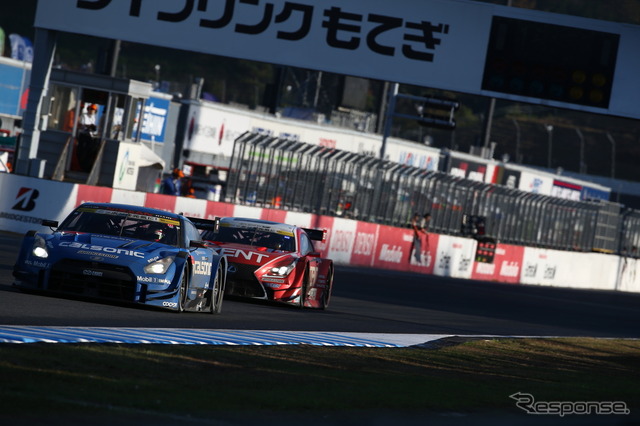 #12 GT-R(前)は決勝4位だった。タイトル獲得ならず。