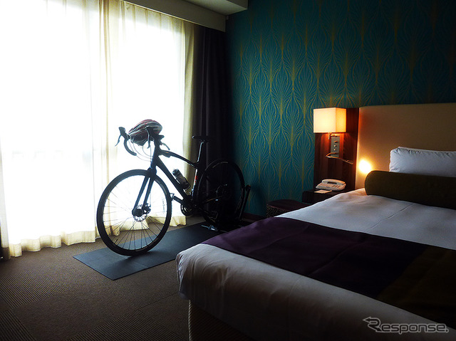 メルキュールホテル沖縄那覇は、スポーツサイクル専門店「Y's Road」とコラボし、「サイクリストルーム」（11部屋限定）も設置