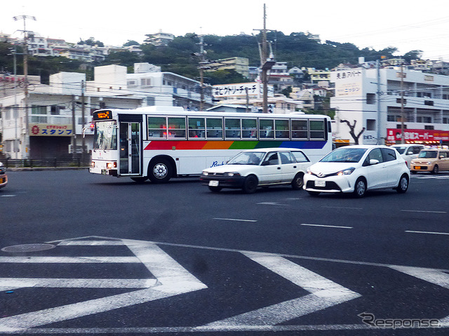 上間交差点を行く琉球バス。その先の丘は識名園