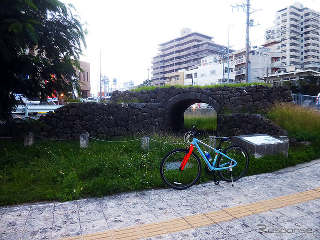 与那原線の真玉橋（まんだんばし）駅跡地付近にある「戦前の真玉橋遺構」