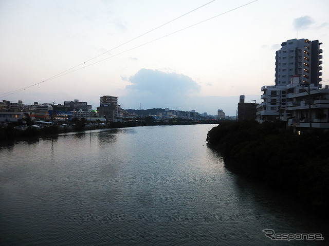 与那原線の真玉橋(まんだんばし)駅跡地付近から国場川を望む