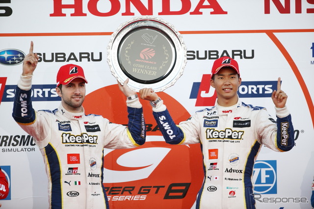 GT500優勝のカルダレッリと平川。