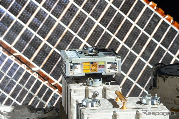 船外実験プラットフォーム上のハンドレールに取り付けられた簡易曝露実験装置（ExHAM）