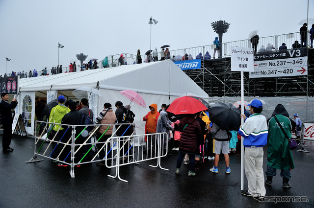 大雨の中サイン会には大勢のファンが訪れた