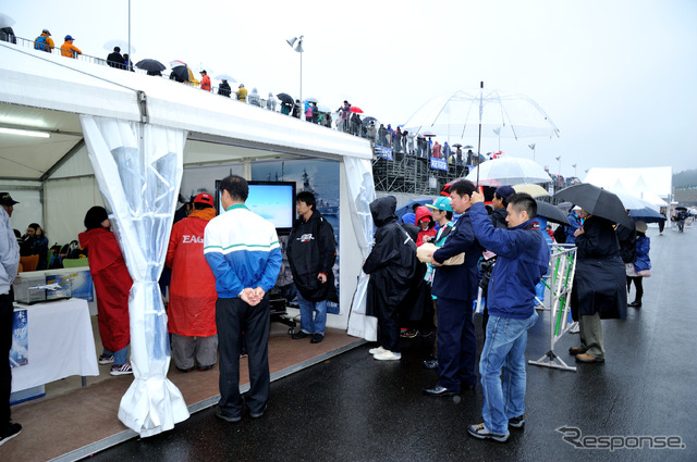 大雨の中サイン会には大勢のファンが訪れた