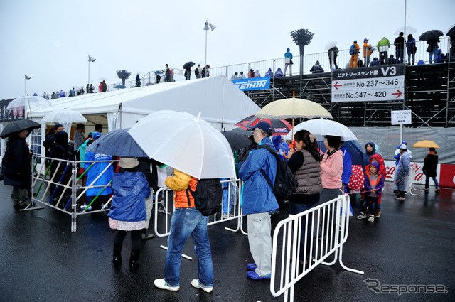 大雨の中サイン会には大勢のファンが訪れた