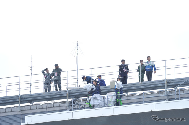決勝日は観測班が建物の上で天候確認をしていた