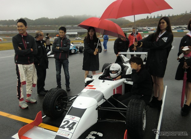 GT300をアウディで戦う藤井選手(左端)らが中原さんを激励。