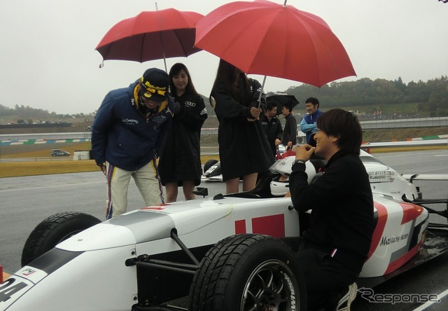 脇阪寿一選手という大物も中原さんのグリッドを来訪。