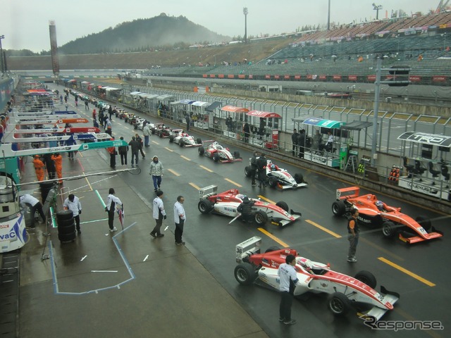 多くの台数が集まったFIA-F4初年度の2015年。#36 坪井翔選手(写真手前)が初年度のチャンピオンに輝いた。