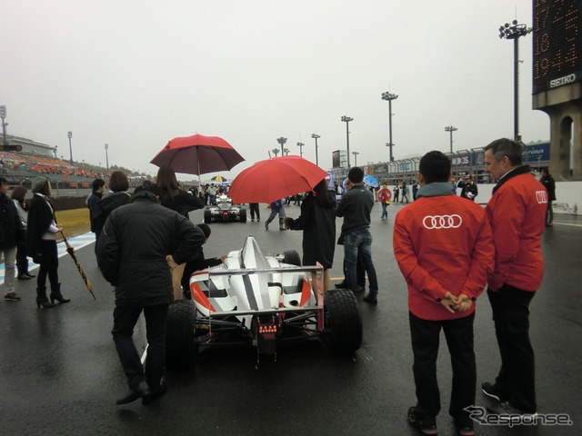 GT300のアウディ陣営のスタッフも中原さんに注目。