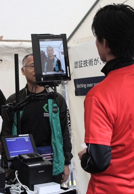 顔認証による本人確認の様子。所定の場所に立ち、1、2秒で認証が完了する(撮影:防犯システム取材班)