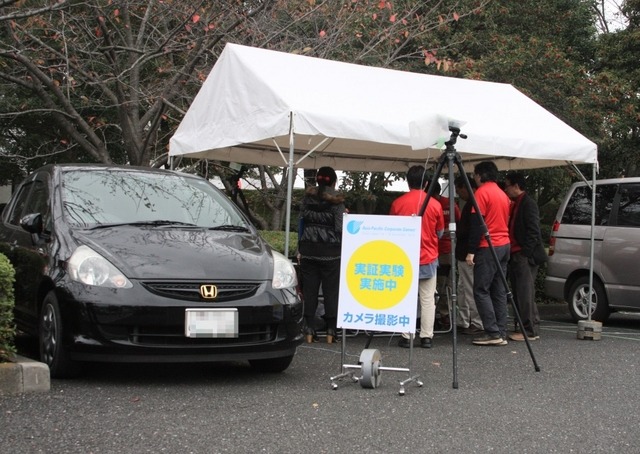 車いす参加者の早期検知の実証実験が行われた駐車場内に設置されたテント。テント手前のカメラで来場する車のナンバーを撮影していた(撮影:防犯システム取材班)