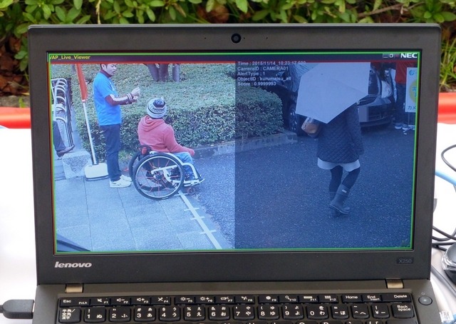 形状を人工知能ソフトに学習させておくことで、映像から車いすを検知すると画面に赤い囲みが表示され、サポートをうながす(撮影:防犯システム取材班)