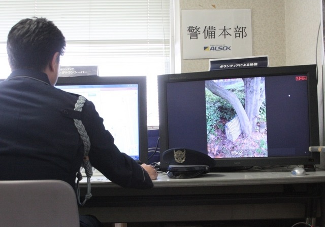 ボランティアがIPトランシーバとして利用している携帯端末で撮影された映像を警備本部で確認している様子。装着しているウェアラブルカメラでも同様のことができる(撮影:防犯システム取材班)