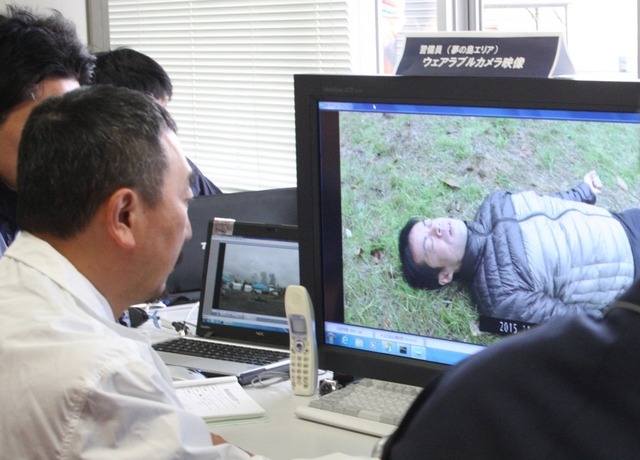 警備本部に待機する医師が、現場とやりとりをしながらウェアラブルカメラの撮影映像を元に現場の状況を把握している様子。外傷の確認や緊急性の確認が可能となる(撮影:防犯システム取材班)