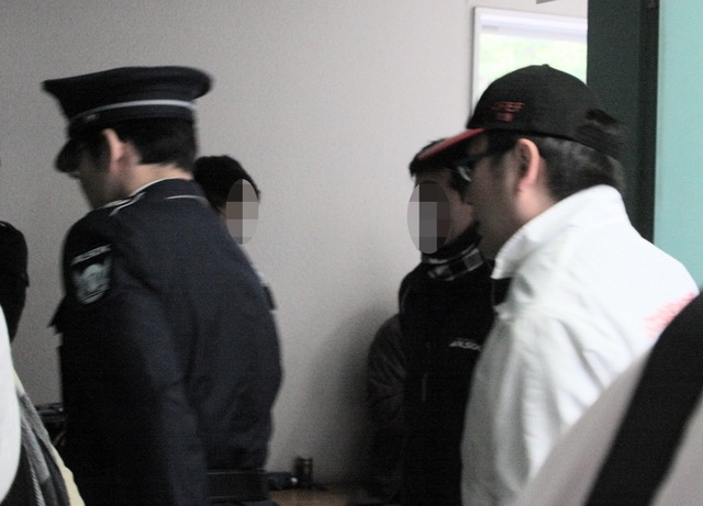 警備本部から急病人がいる現場へ警備員と医療スタッフが向かう様子。現場映像から緊急性が認められた場合はこのように対処チームが派遣されることになる(撮影:防犯システム取材班)