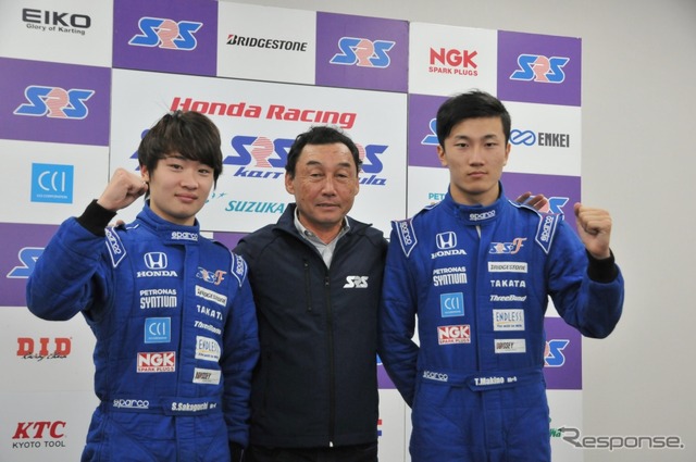 SRS-Fスカラシップを獲得した阪口晴南(左)と牧野任祐(右)、そして中嶋悟氏