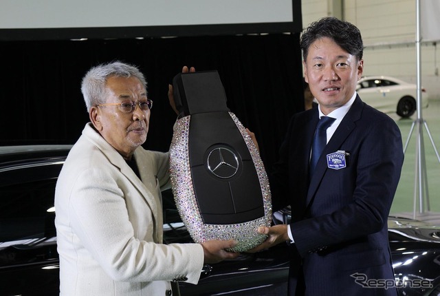 記念すべき1台の納車を記念し、オーナーの伊藤さんに上野金太郎MBJ社長からマスコットキーが贈呈された。