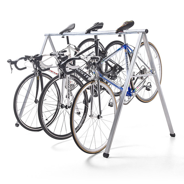 サドルをひっかけるだけで駐輪できる自転車スタンド…最大5台まで