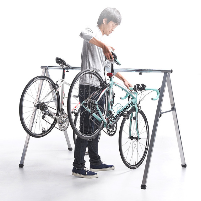 サドルをひっかけるだけで駐輪できる自転車スタンド…最大5台まで