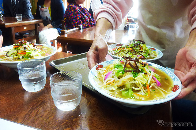 平戸名物「平戸ちゃんぽん」は、スパゲティのような麺が魚介系スープに浸る一品（お食事処もりとう）