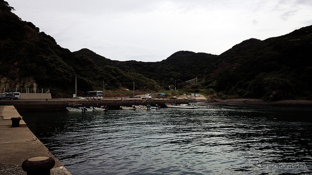 「長崎の教会群とキリスト教関連遺産」の2016年世界遺産登録にあわせて11月中旬に行われた試験運航「中江ノ島クルーズ船」。中江ノ島と同じ構成遺産に含まれる「平戸の聖地と集落(春日集落と安満岳)」へ上陸