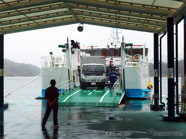 相浦港に到着した「フェリーくろしま」。真新しい船体からクルマや人が次々と降りてくる