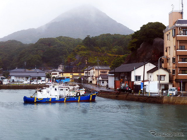 相浦港を発った「フェリーくろしま」。相浦富士とも呼ばれる愛宕山が見えた