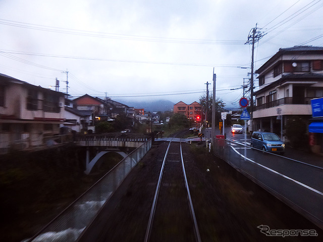 夕暮れどき、佐世保を目指す松浦鉄道下り列車(359D)車内後方から