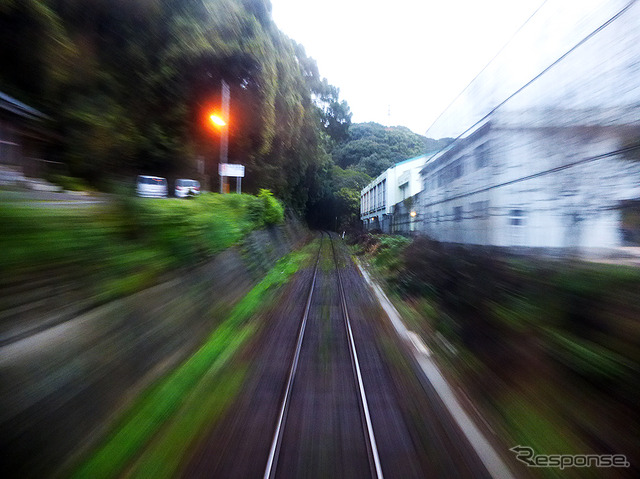 夕暮れどき、佐世保を目指す松浦鉄道下り列車(359D)車内後方から